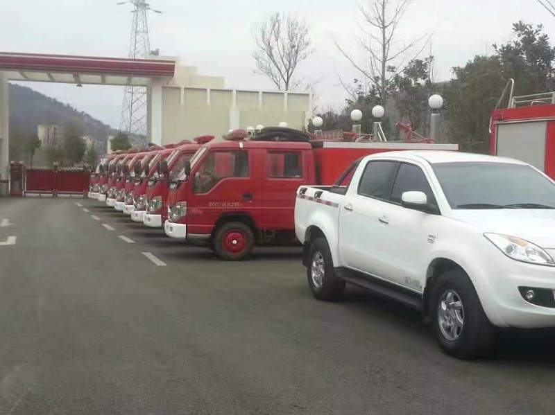 我公司給云南昭通鄉(xiāng)鎮(zhèn)消防隊(duì)維修翻新消防車(chē)輛。
