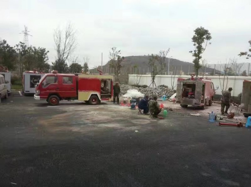 我公司給云南昭通鄉(xiāng)鎮(zhèn)消防隊(duì)維修翻新消防車(chē)輛。。